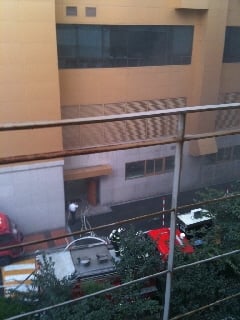 ↑건물 뒷편에서 방수포 살수 준비 중인 소방관