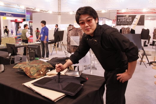 ↑아르모프의 한주엽 대표가 칼에도 끄떡없는 방검복의 성능을 직접 시연해보이고 있다.