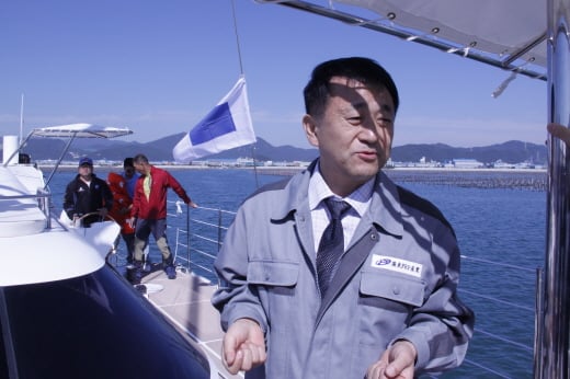 ↑광동FRP는 다기능 다용도의 복합재료인 FRP(유리섬유 강화 플라스틱)를 소재로 국내 최초로 요트 생산에 성공했다. 세계 선진국들은 20~30년전부터 해양레저장비산업을 육성시켜왔지만 국내는 2006년에야 39%의 특별소비세 및 관련 세금이 면제되는 등 호화사치 품목으로 통제돼왔다. 이후 관련법이 신설됐지만 현실을 반영한 법령 정비가 부족한데다 관련 업종의 95% 이상이 영세해 투자 및 인력 채용에 어려움을 겪고 있다.