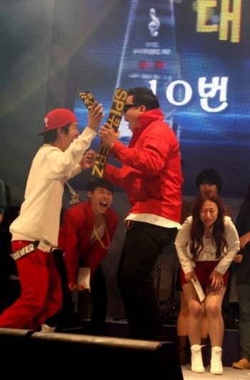 ↑스피커즈가 대상을 차지하자 기뻐하고 있다