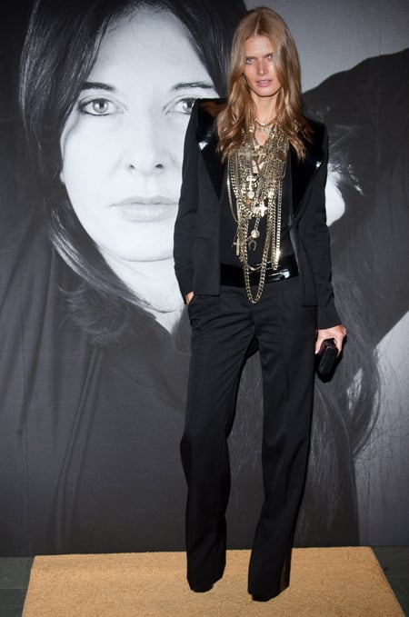 시크한 블랙 수트에 주얼리와 클러치로 파티룩을 연출한 말고시아 벨라.