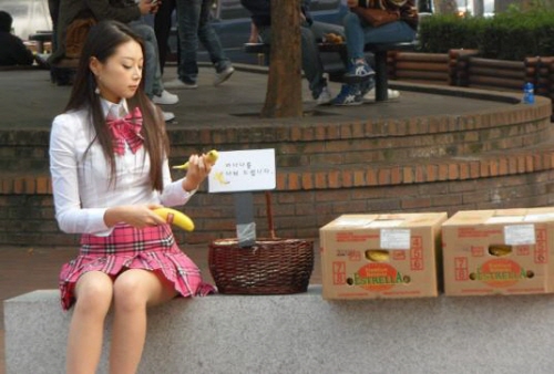 ↑ 홍대에 나타난 '바나나녀'