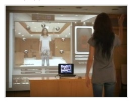 ▲ 한 소비자가 화상캠을 이용해 전신을 촬영하고 있다.