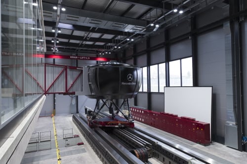 ↑벤츠가 최근 가동에 들어간 최신 최신 시뮬레이터.