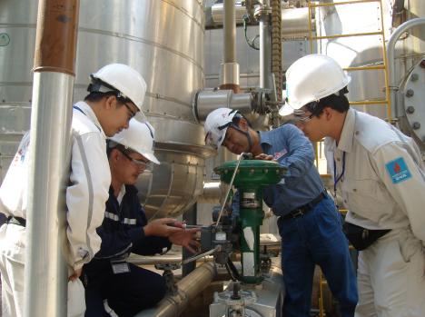 ↑SK에너지 직원이 BSR의 베트남 직원들에게 공장 파이프 점검 요령을 설명하고 있다.