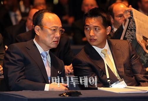 ↑G20 비즈니스 서밋 개막총회에서 대화를 나누고 있는 김승연 한화그룹 회장과 장남인 김동관 한화 차장