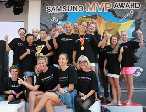 ↑14일 러시아 수중발레팀이 삼성홍보관을 방문해 홍보관 외부에 설치된 'MVP어워드 체험존'에서 기념 촬영을 하며 즐거워하고 있다. 사진제공=삼성전자