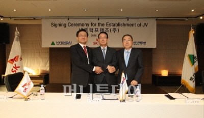 ↑이석희 현대상선 대표와 박재영 현대로지엠 대표, 유정준 SK에너지 R&M(Refining & Marketing) 사장은 17일 서울 연지동 현대상선 본사에서 3사 합작법인인 '내트럭프랜즈㈜' 설립을 위한 계약서에 서명했다. 사진 좌측부터 유정준 SK에너지 R&M 사장, 이석희 현대상선 대표, 박재영 현대로지엠 대표