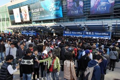 ↑ 지스타 입장을 위해 관람객들이 길게 줄을 늘어선 모습. ⓒ양동욱 인턴기자 dwyang@