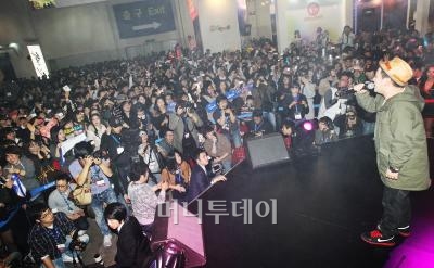 ↑ '슈퍼스타K'로 유명세를 타고 있는 허각씨도 지스타 현장을 방문했다. ⓒ양동욱 인턴기자 dwyang@