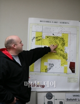 ▲현장 생산담당자인 케빈 에띠가 벨스힐 레이크의 유정에 대해 설명하고 있다