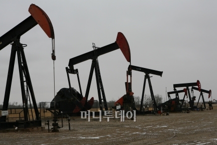 ▲벨스힐 레이크 유전의 서커 로드 펌프가 땅속에서 원유를 뽑아내고 있다