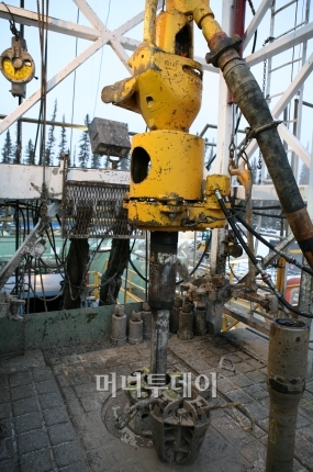 ▲시추기가 지하 2000미터 깊이의 시추공을 뚫고 있다