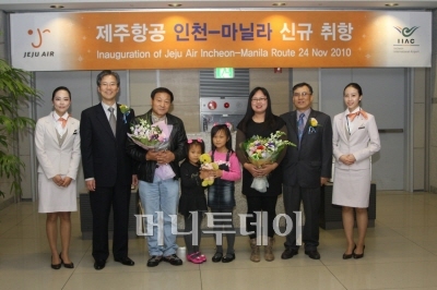 ↑제주항공은 지난 24일 밤 7시30분 인천국제공항 탑승장에서 인천-마닐라 취항식을 가졌다. 사진은 제주항공의 다문화가족 지원사업에 첫번빼로 선정된 제주시 거주 델마 C. 베게라 씨(33세) 가족들이 제주항공 첫 취항편을 타기 위해 인천공항에서 제주항공 김종철 사장(왼쪽 2번째)과 승무원들과 함께 기념촬영을 하고 있다.
