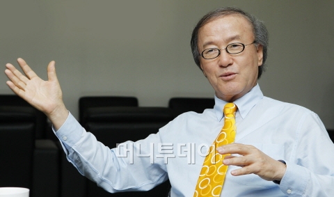 윤윤수 휠라코리아 회장은 최근 서울 서초동 휠라코리아 본사에서 머니투데이와 단독 인터뷰를 갖고 휠라코리아 상장 대박에 대한 소감, 글로벌 스포츠 브랜드 '빅4'를 향한 앞으로의 경영 전략 등에 대해 자세히 설명했다. (사진=류승희 인턴기자)