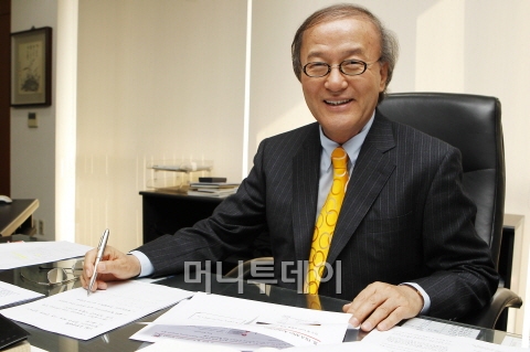 윤윤수 휠라코리아 회장은 최근 서울 서초동 휠라코리아 본사에서 머니투데이와 단독 인터뷰를 갖고 휠라코리아 상장 대박에 대한 소감, 글로벌 스포츠 브랜드 '빅4'를 향한 앞으로의 경영 전략 등에 대해 자세히 설명했다. (사진=류승희 인턴기자)