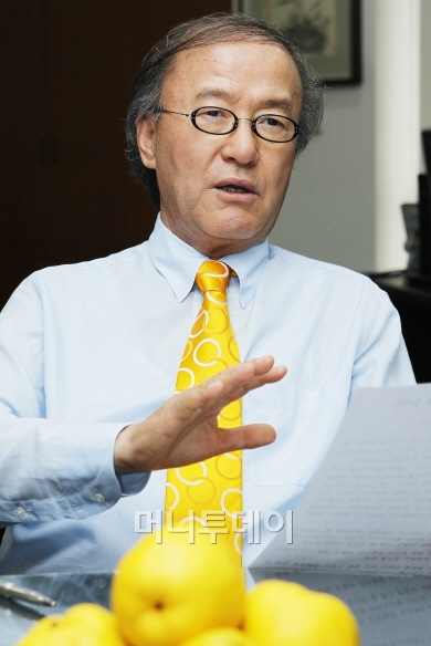 윤윤수 휠라코리아 회장은 최근 서울 서초동 휠라코리아 본사에서 머니투데이와 단독 인터뷰를 갖고 휠라코리아 상장 대박에 대한 소감, 글로벌 스포츠 브랜드 '빅4'를 향한 앞으로의 경영 전략 등에 대해 자세히 설명했다. (사진=류승희 인턴기자)