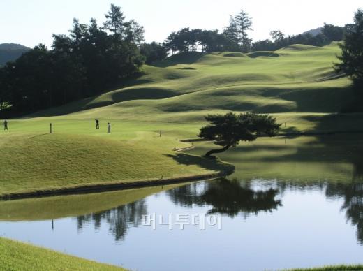 ▲서코스 2번홀 아기자기하면서도 전략적인 면이 요구된다.