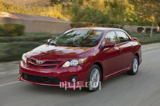 ↑미국 베스트셀링카로 뽑히는 토요타 준중형차 '코롤라' 토요타는 내년 3월께 코롤라를 국내에 출시할 예정이다.