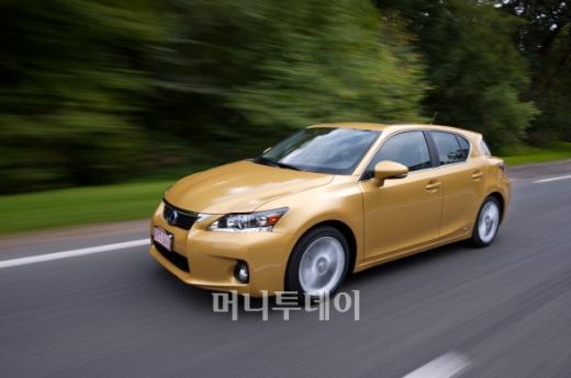 ↑렉서스의 준중형 하이브리드 CT200h는 내년 2월 국내에 출시된다.