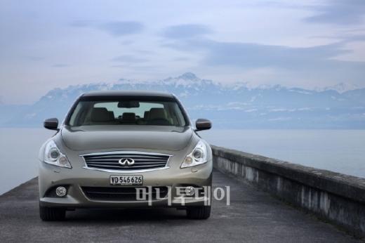 ↑인피니티가 내년 1분기 국내에 출시하는 G25. 기존 G37에 비해 엔진배기량을 낮췄다.