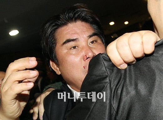 ↑ 몸싸움 벌이고 있는 김성회 한나라당 의원