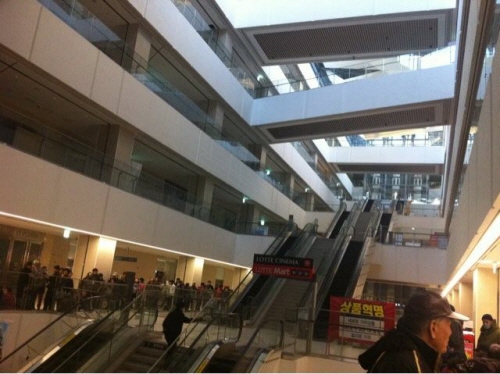 ↑서울 청량리역점 롯데마트 앞. 트위터리언(@KyungRockU) 제공