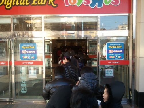 ↑부산 동래점 롯데마트 앞. 트위터리언(@Crinain)제공