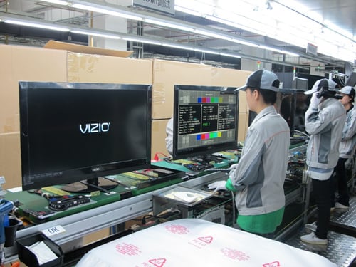 ↑비지오에 납품되는 TV 제조라인에서 검수직원들이 화질 테스트를 진행 중이다.