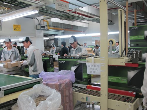 ↑생산직원들이 비지오향 출하 TV 모델을 포장하고 있다.