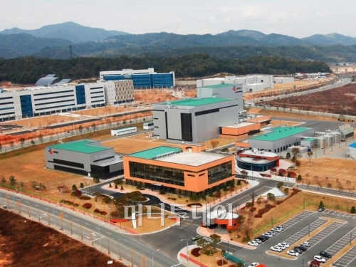 ↑ CJ제일제당의 충북 오송 공장은 식품의약품안전청과 도로 하나를 사이에 두고 맞붙어 있다. 왼쪽 하얀색 건물이 식약청. 오른쪽 초록색 지붕이 CJ제일제당 공장.