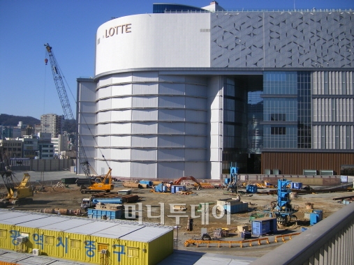 ↑ 롯데타운 초고층타워 기초토목공사가 지난달 시작됐다. 앞 건물은 롯데백화점 광복점이다. ⓒ최종일 기자