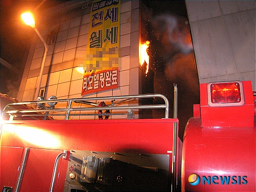 30일 오후 7시28분께 충북 청주시 내덕동 H빌라에서 불이 나 유학생으로 추정되는 남학생이 숨지고, 구조작업을 벌이던 소방관 박모씨(32)가 3층에서 떨어져 다리를 크게 다쳤다. 또 주민 이모양(17) 등 3명이 연기를 마시거나 화상을 입어 인근 병원으로 옮겨졌다. 불이 난 빌라 건물 창문으로 불길이 치솟고 있다.