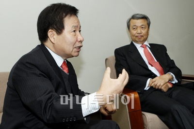 석호익 스마트워크포럼 의장(왼쪽)은 머니투데이가 마련한 이각범 국가정보화전략위원장과 신년 대담에서 "새해에는 스마트워크에 대한 사회적 공감대를 형성하는데 주력하겠다"고 말했다.  /사진＝류승희 인턴기자 grsh15@