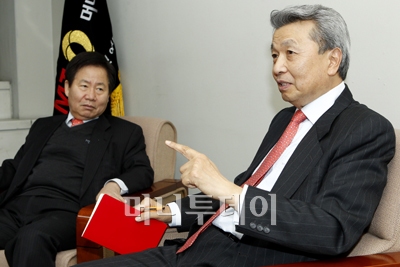 이각범 국가정보화전략위원장(오른쪽)은 머니투데이 주최로 석호익 스마트워크포럼 의장과 함께한 신년대담에서 "스마트워크로 일자리가 늘어나고 저출산·고령화사회 대응도 가능해진다"고 말했다.  /사진＝류승희 인턴기자 grsh15@