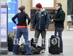 ↑인천공항철도 서울역 터미널 수하물 카운터에서 한 승객이 짐을 부치고 있다.ⓒ이명근 기자