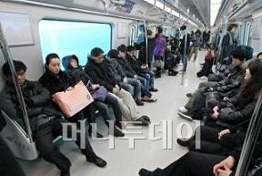 ↑인천공항철도 승객들이 전동카트에 짐을 싣고 공항 출국장으로 이동하고 있다.ⓒ이명근 기자