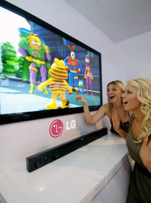↑LG전자가 'CES 2011' 전시회에서 55인치 무안경 3D TV를 선보이고 있다.