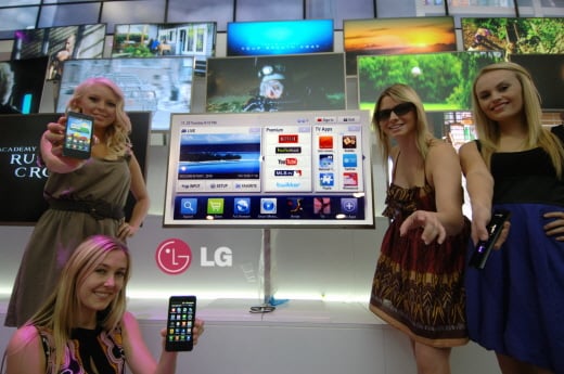 ↑LG전자가 'CES 2011' 전시회에서 올해의 전략제품인 2011년형 스마트TV와 3D TV, 세계 최초 듀얼코어 스마트폰인 ‘옵티머스 2X’를 선보이고 있다.