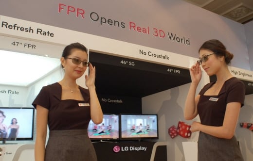 ↑ 라스베가스 벨라지오에 마련된 고객 전용 특별 부스에서 도우미들이 FPR 3D를 시연하고 있다.