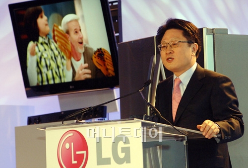 ↑안승권 LG전자 최고기술책임자(CTO) 안승권 사장 5일(현지시간) 미국 라스베이거스 샌즈 엑스포에서 열린 LG글로벌 프레스 컨퍼런스에서 국내외 기자들에게 '무안경 3D MDTV'를 소개하고 있다.