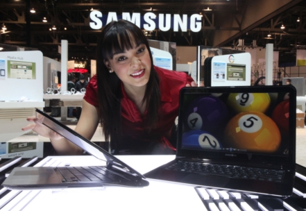 ↑삼성전자는 6일 미국 라스베이거스에서 개막하는 CES 2011에서 인텔 2세대 코어 프로세서를 탑재한 노트북PC 9시리즈를 선보였다.