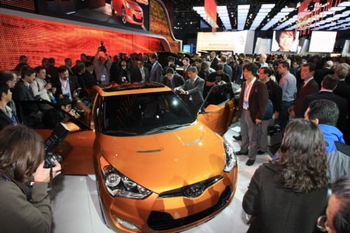 ↑현대차(회장 정몽구)가 10일(현지시각) 미국 디트로이트 코보 센터(Cobo Conference & Exposition Center)에서 열린 '2011 북미 국제 오토쇼(NAIAS, North American International Auto Show)'에서 세계 최초로 공개한 ‘벨로스터(Veloster)’에 많은 이들의 관심이 집중됐다.