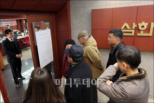 14일 오전 서울 삼성동 삼화저축은행을 찾은 고객들이 안내문을 보고 있다. ⓒ임성균 기자 tjdrbs23@
