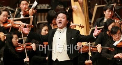 ↑푸치니 오페라 <투란도트>에 나오는 '공주는 잠 못 이루고'를 부르고 있는 테너 하만택. ⓒ이동훈 기자
