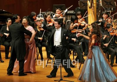 ↑소프라노 고진영, 메조소프라노 이아경, 바리톤 최종우, 테너 하만택. 2011머니투데이와 함께 하는 다울음악회 1부의 마지막 곡으로 베르디 오페라 <라 트라비아타>에 나오는 '축배의 노래'를 4명의 성악가가 함께 부르고 있다. ⓒ이동훈 기자