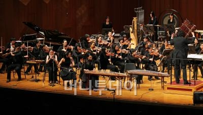 ↑밀레니엄 심포니 오케스트라와 '다울 프로젝트'의 협연. 서양음악과 한국전통악기가 만나 환상적인 하모니를 만들어 냈다. ⓒ이동훈 기자