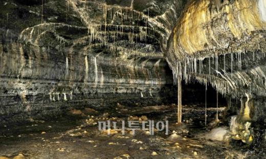▲용천동굴의 신비한 내부 풍경