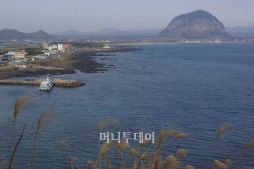 ▲신비한 전설과 이채로운 풍경의 산방산