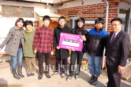 진기방 동양매직 홍보팀장(맨 오른쪽)과 사회복지시설 어린이들이 '러브레인지' 전달식 후 기념촬영 하고 있다.